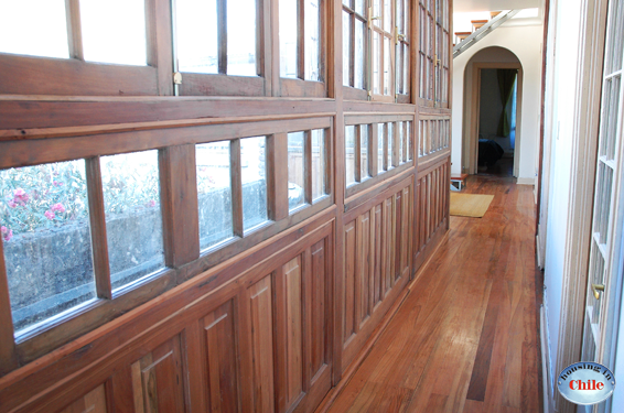 RE-CM2: Pasillo y galería con vista hacia patio interior