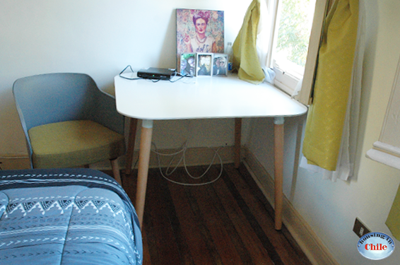RE-CM2: Habitación single A con mesa y silla