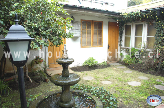 RE-PV: Vista de habitaciones 5, 6 y 7 con puerta hacia el patio