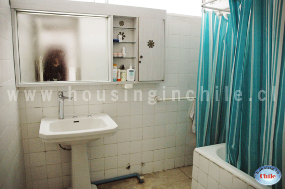 SH-CM: Baño compartido por dos de las tres habitaciones