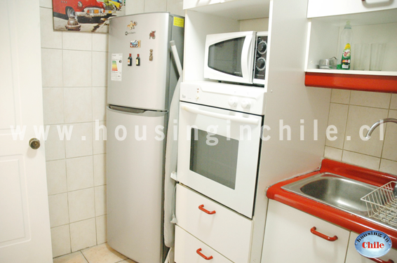 SH-MB: Kitchen with fridge, oven and micro-wave